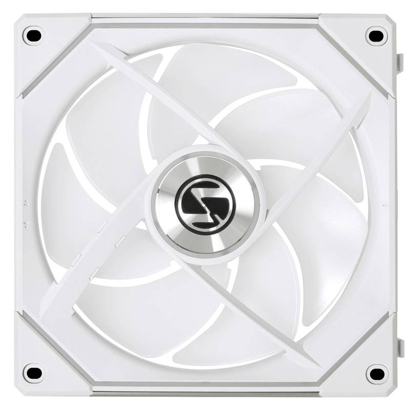 Bílý počítačový ventilátor ve čtvercovém tvaru s centrálním stříbrným logem. Ventilátor má několik zakřivených lopatek.