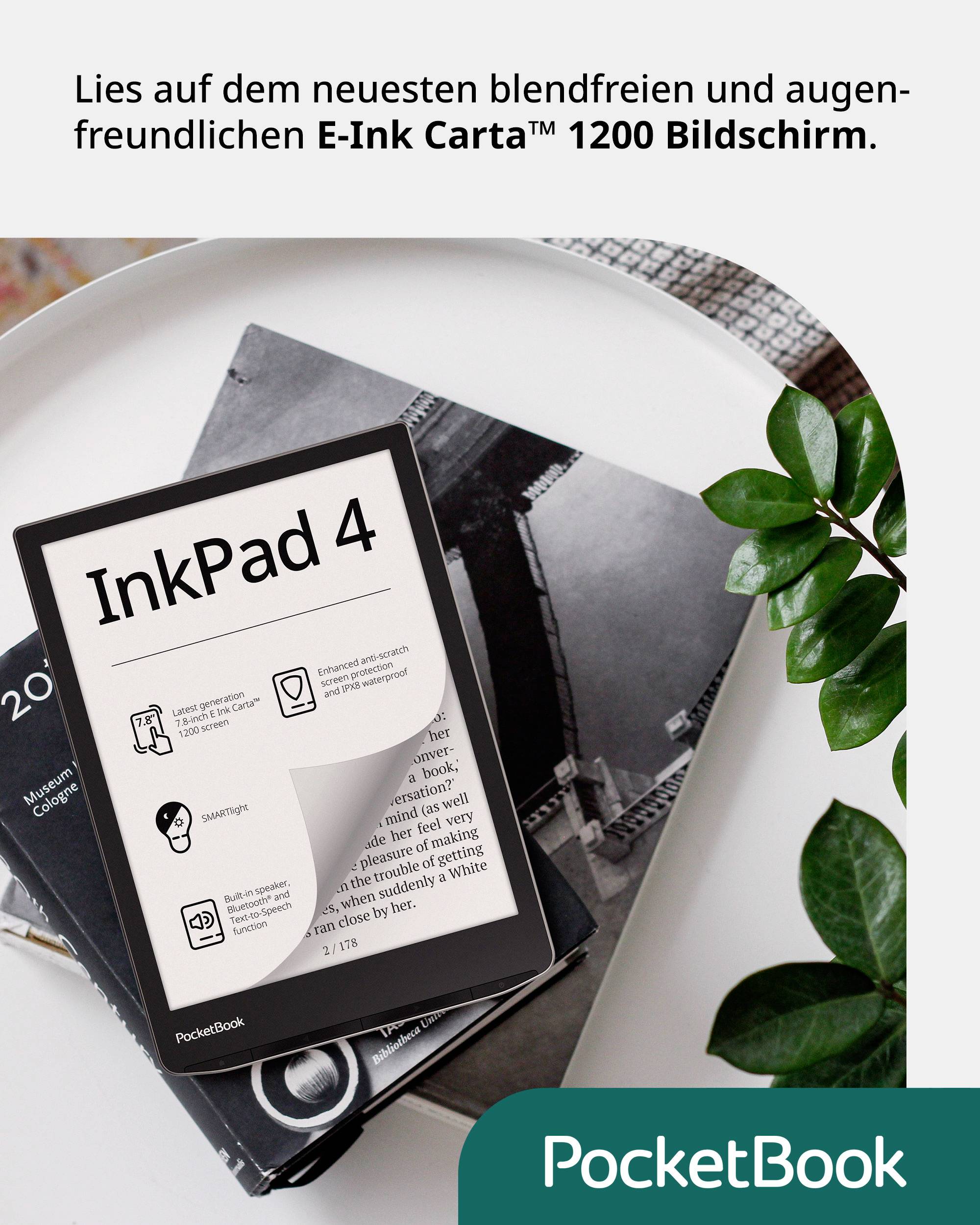 Elektronická čtečka 'PocketBook InkPad 4' leží na stole s otevřenými detaily na displeji. V pozadí notes a rostlina.
