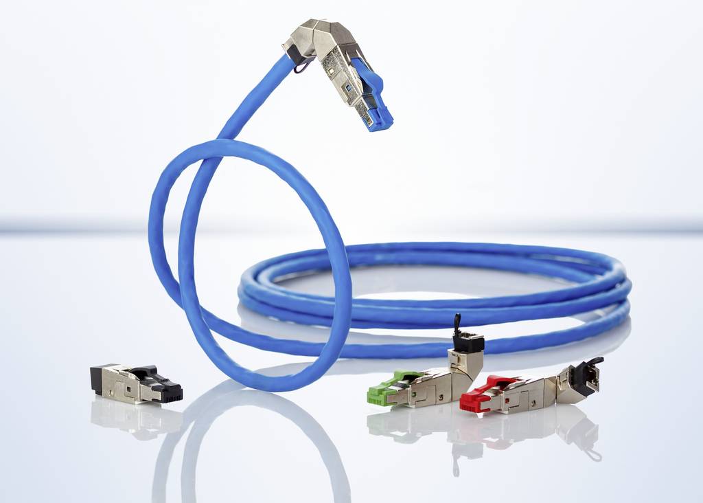 Modré síťové ethernetové kabely s kovovými konektory leží na lesklém povrchu, vedle nich jsou umístěny barevné síťové adaptéry.