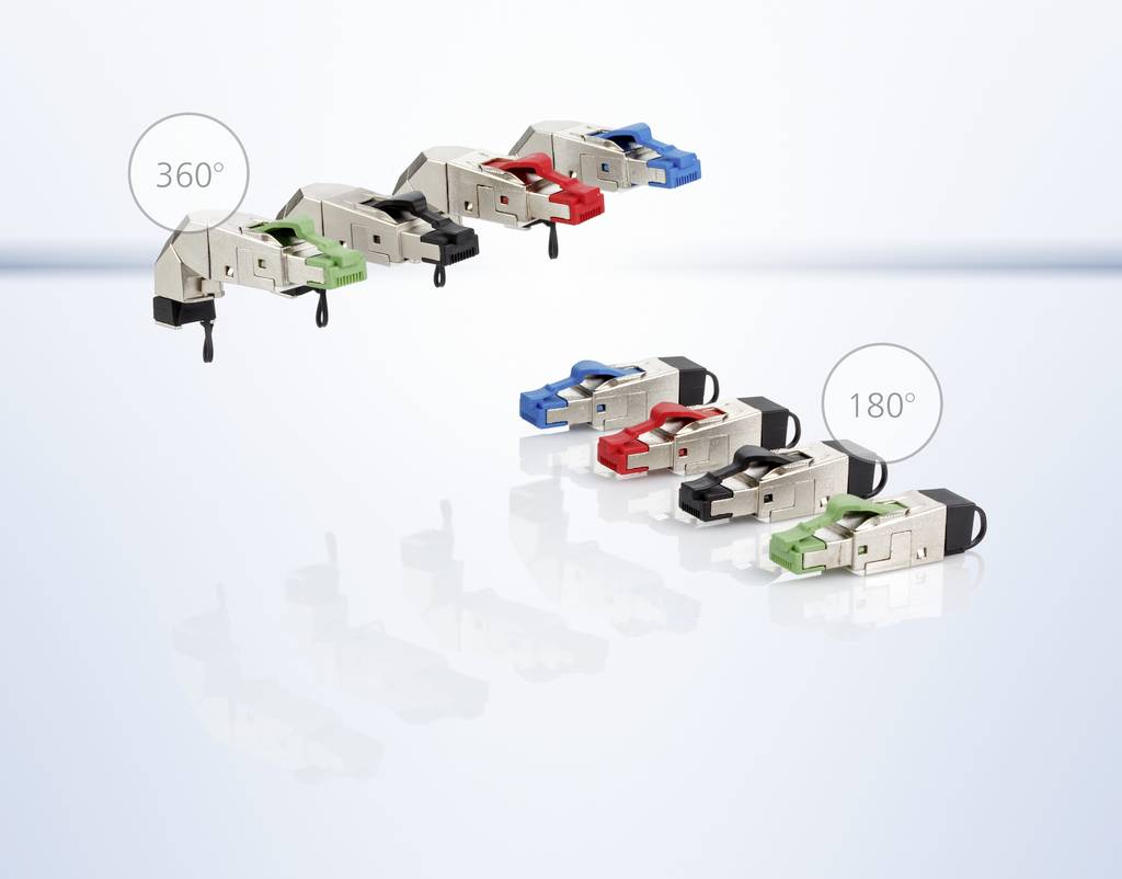 Několik RJ45 konektorů v různých barvách, které lze otočit o 360° a 180°, leží na reflexní ploše.