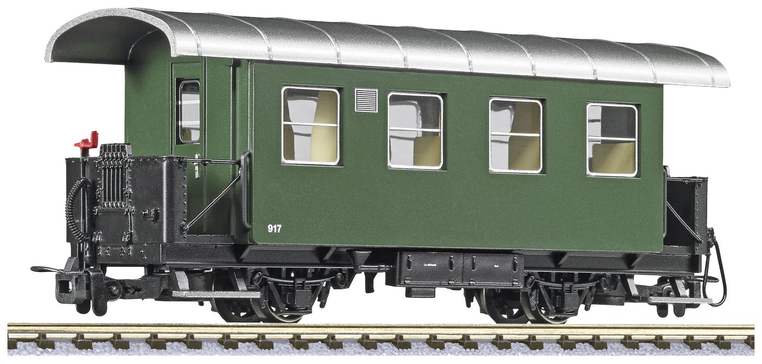 Zelený modelový osobní vůz se klenuým střechou a čtyřmi okny, umístěný na kolejích.