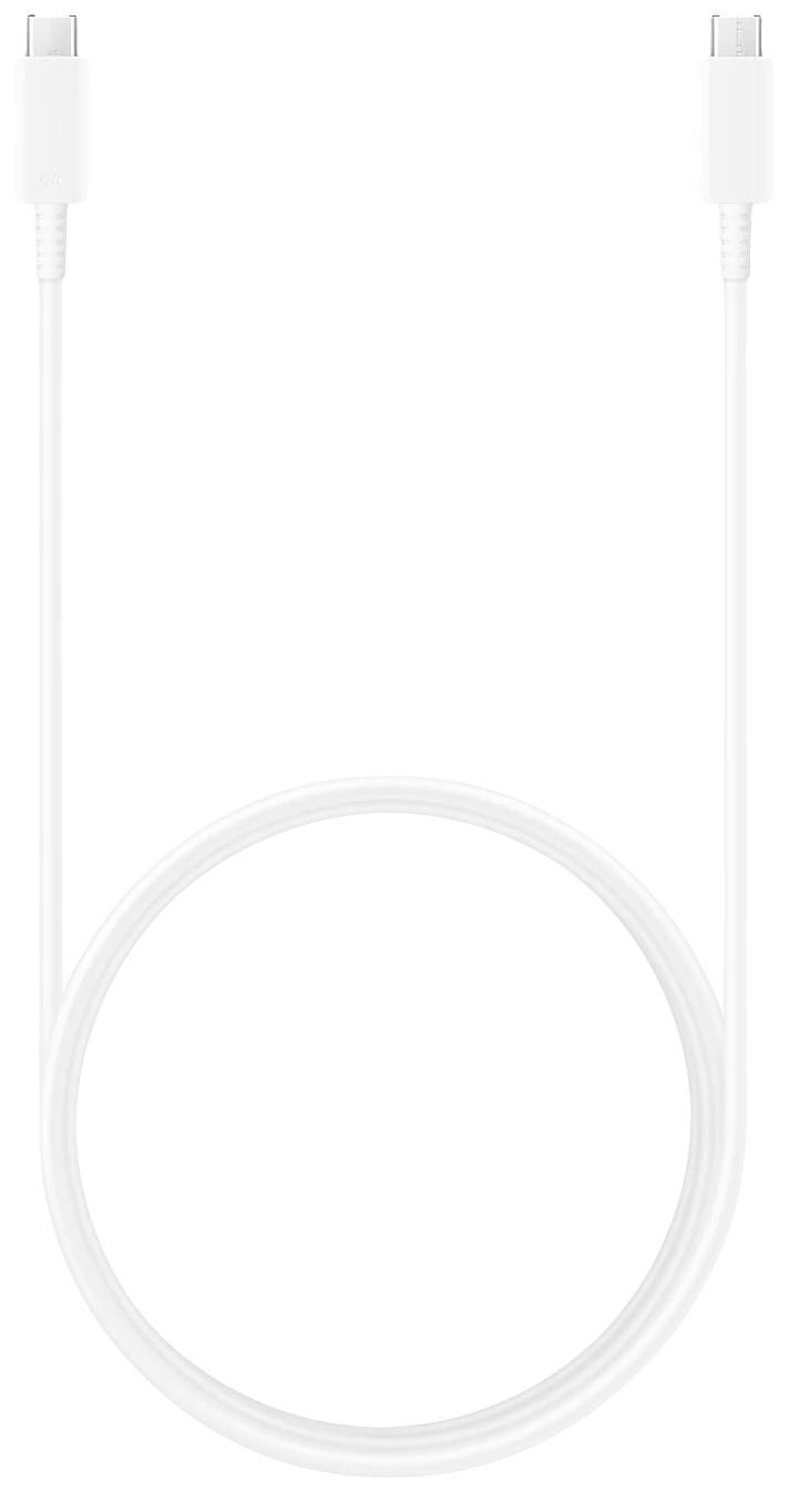 Bílý nabíjecí kabel USB-C na USB-C je vidět na neutrálním pozadí.