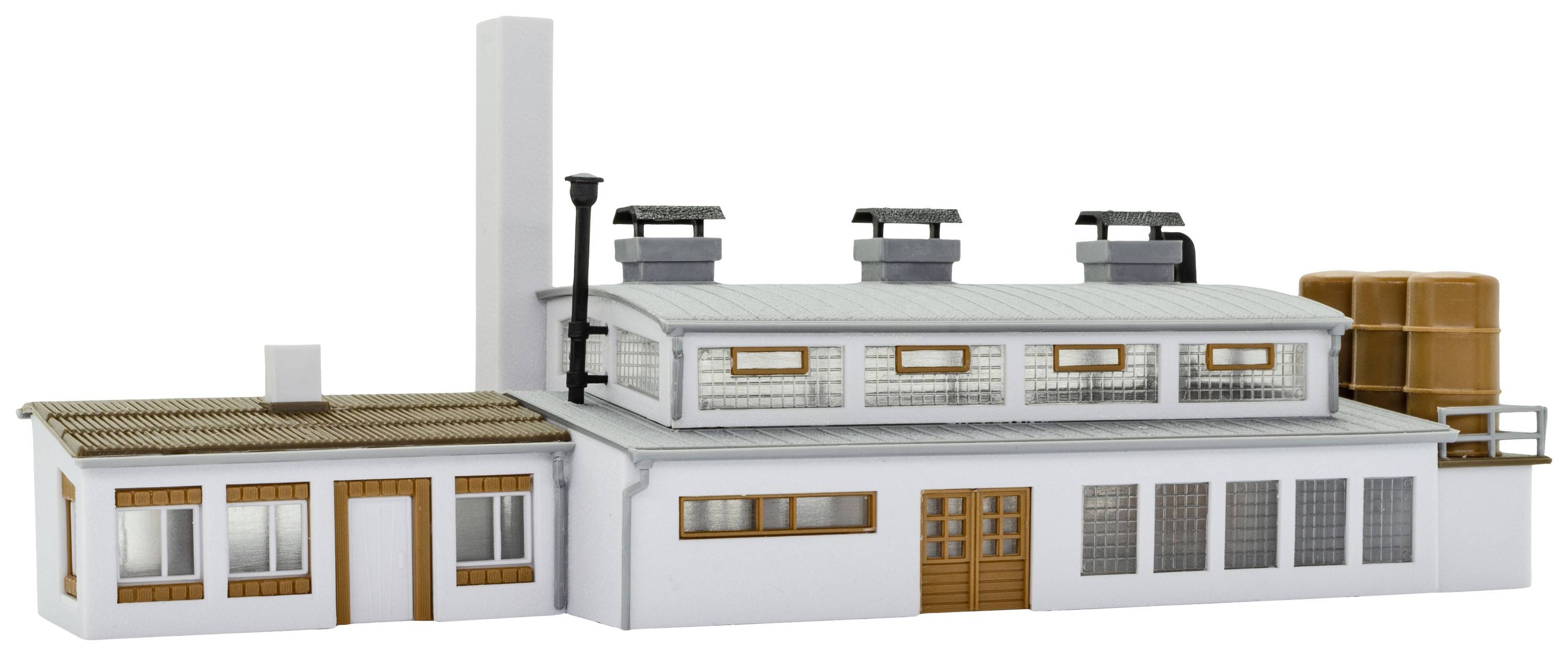 Model průmyslové továrny s komínem, několika okny a vodní nádrží, zobrazující typické architektonické prvky.
