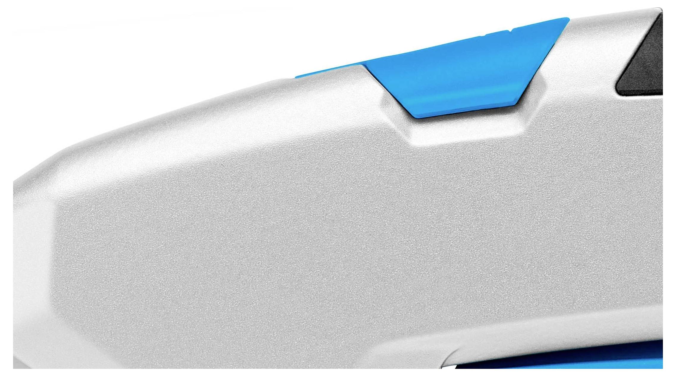 Stříbrné zařízení s modrým tlačítkem, pravděpodobně elektronický nebo mechanický nástroj.