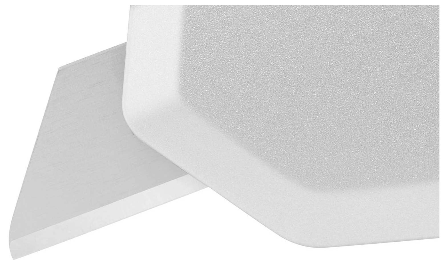 Výřez abstraktního designu sestávající z překrývajících se světle šedých a bílých geometrických tvarů s texturami.