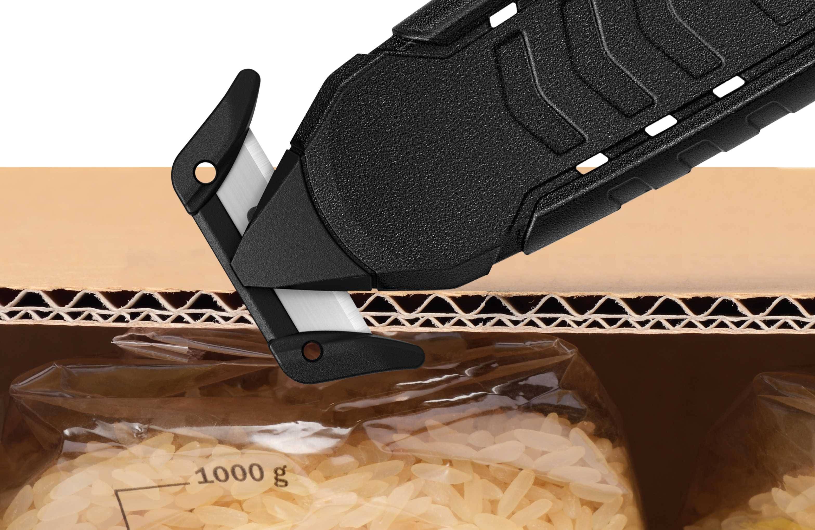 Černý švýcarský armádní nůž rozřízne kartonovou krabici balíku, který obsahuje dva 1000g sáčky rýže.