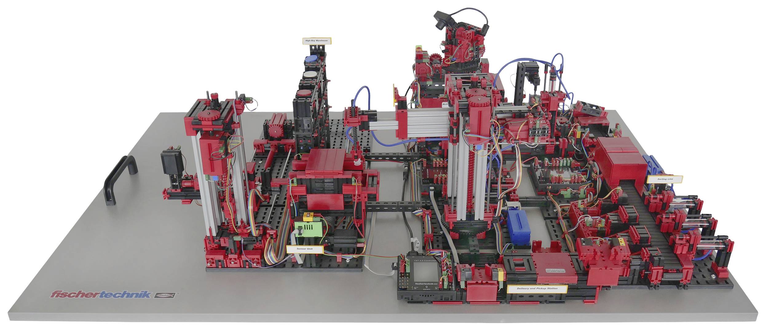Model automatizovaného prototypu továrního systému s červenými a černými komponenty, který zobrazuje různé mechanismy a zapojení.