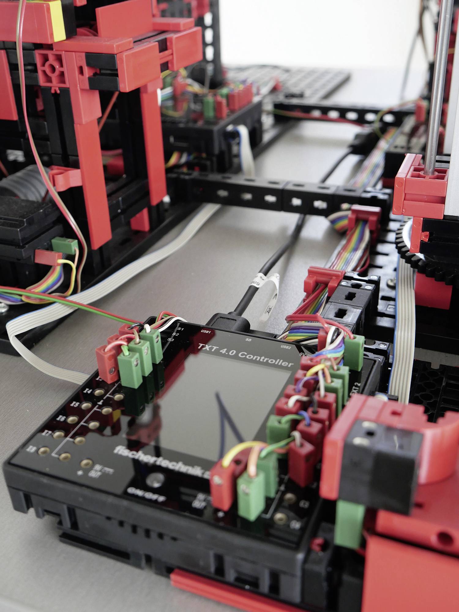 Elektronická řídicí jednotka s kabely a konektory, součást technického uspořádání provádějícího komplexní řídicí funkce.