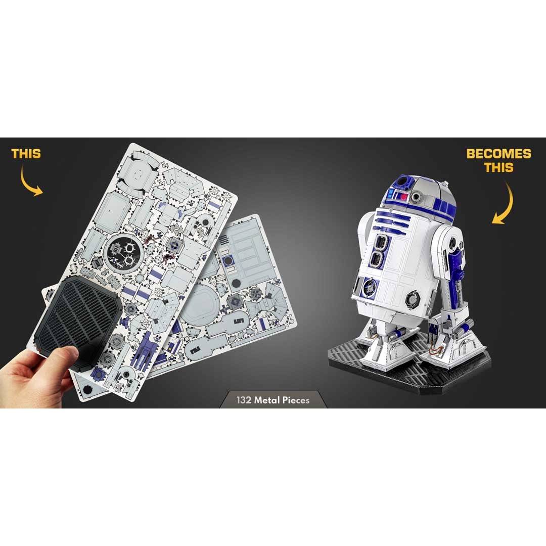 "132 kovových dílů" je složeno do modelu R2-D2. Vlevo ruka ukazuje desku s komponenty, vpravo stojí hotový model.