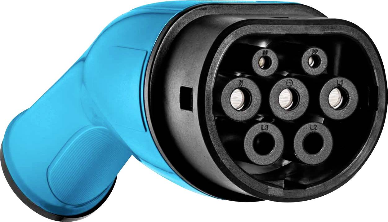 Modrá zástrčka typu 2 pro elektromobily před bílým pozadím, určená k nabíjení elektrických automobilů.