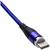Modrý USB-C kabel s černým konektorem, který se používá pro připojení mobilních zařízení a počítačů.