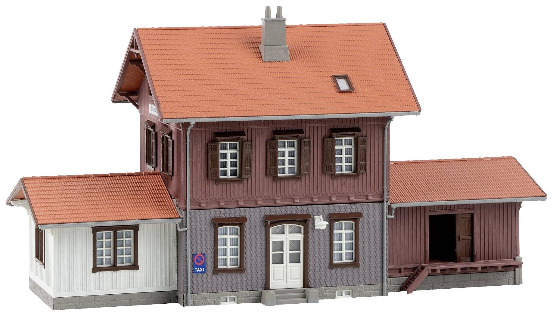 Modelový dům s oranžovou střechou, světlou fasádou a hnědými okenicemi. Vlevo přístavba, vpravo přístavba s otevřeným vstupem.