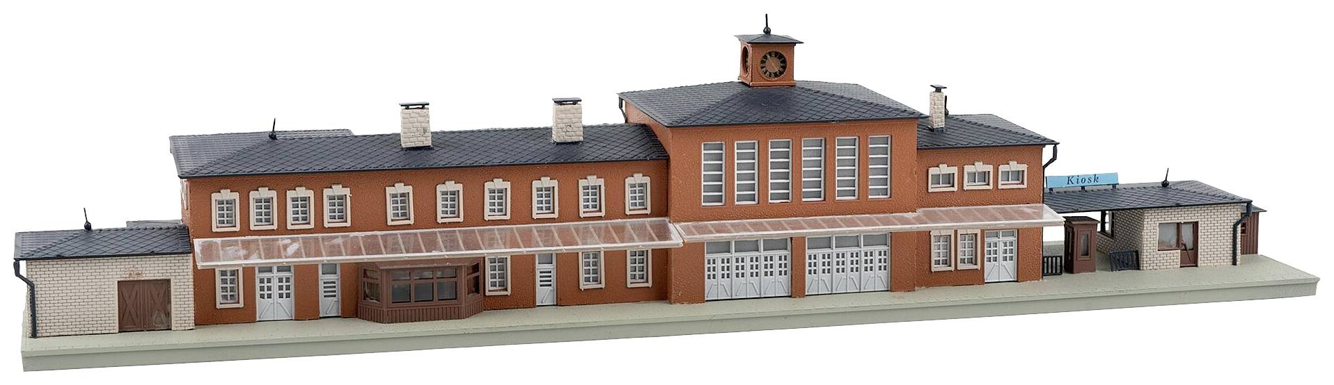 Model historické železniční stanice s detailní architekturou, okny a hodinovou věží na střeše.