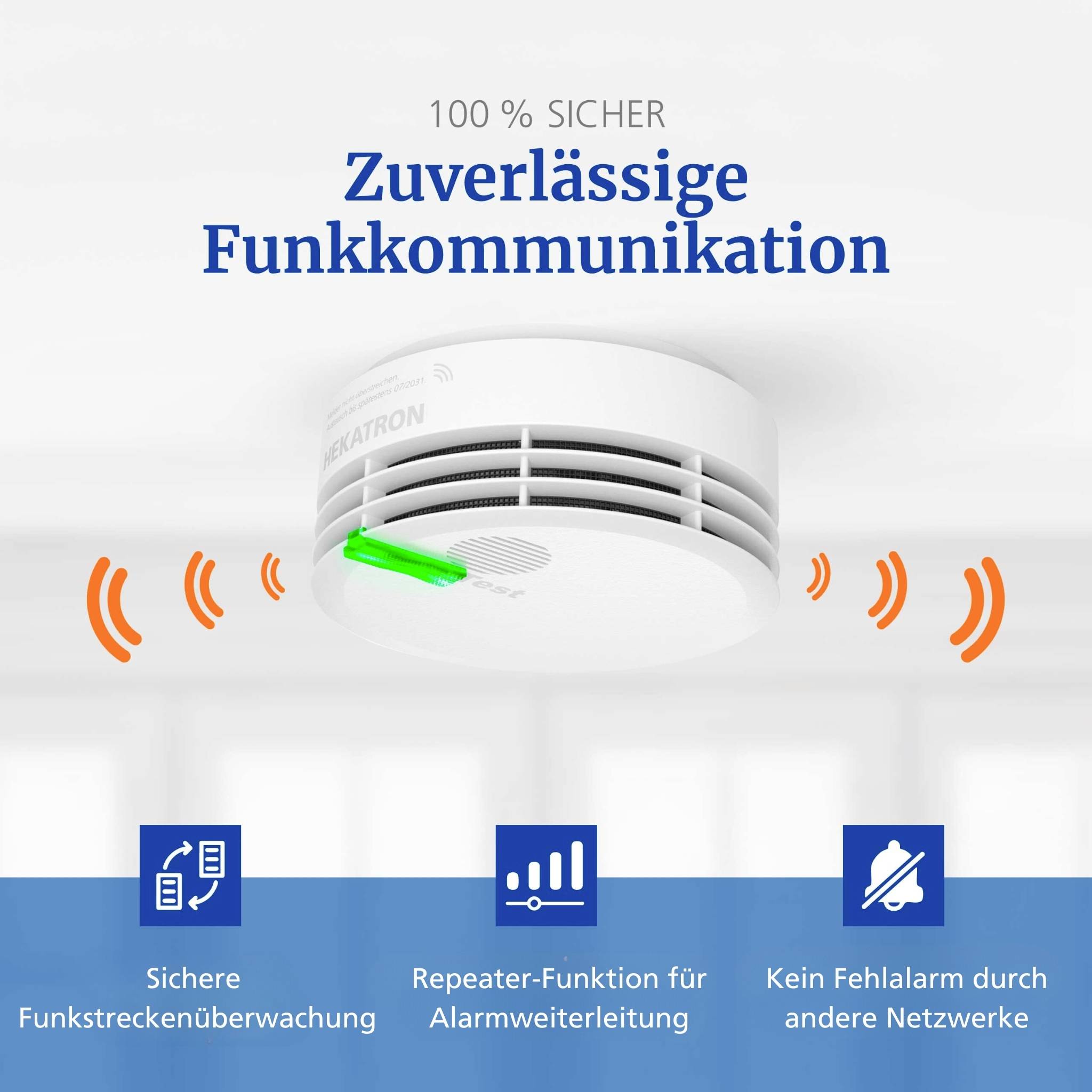 Chytrý telefon zobrazuje rozhraní aplikace pro chytrou domácnost pro monitorování detektorů kouře, s ilustrací dispozice domu znázorňující umístění senzorů.