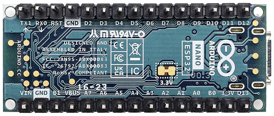 Arduino Nano ESP32 mikrokontrolérová deska s několika piny, nápisy (Navrženo a sestaveno v Itálii) a logy certifikací.