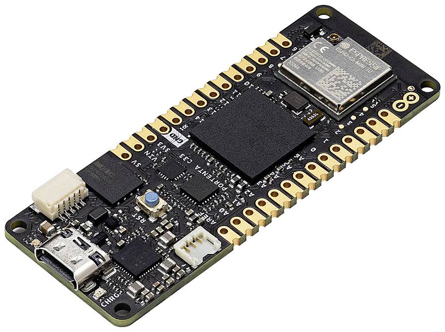 Mikrokontrolérová deska s USB připojením a řadou pinů pro elektronické projekty. Nahoře vpravo modul pro bezdrátovou komunikaci.