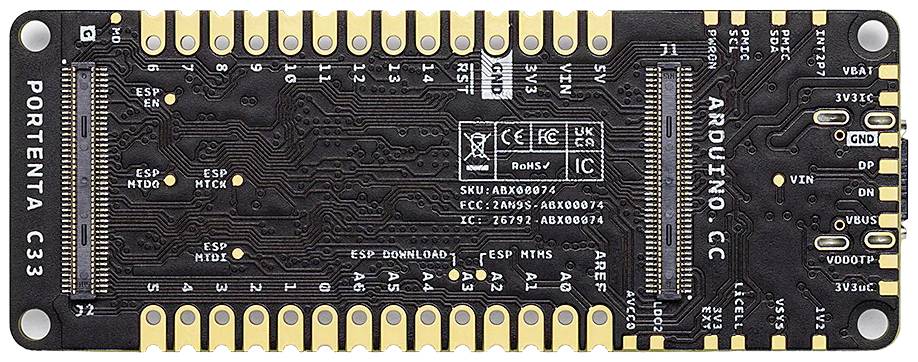 Elektronická deska plošných spojů s nápisem 'PORTENTA C33' a 'ARDUINO CC', která zobrazuje technické komponenty a připojení pro programování.