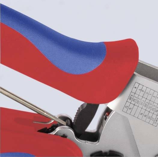 Červené a modré kleště s kovovým stříbrným řezacím hlavem. Na povrchu je vytištěn štítek s technickými specifikacemi.