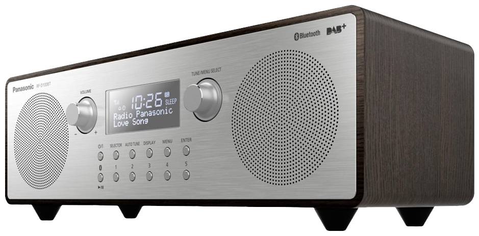 Stereofonní systém s dřevěným obložením, dvěma reproduktory, otočnými ovladači a digitálním displejem zobrazujícím '10:26', 'Rádio Panasonic', 'Love Song'. Podporuje Bluetooth a DAB+.