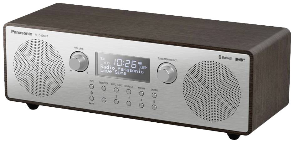 Digitální rádio DAB+ v retro designu, dřevěné pouzdro, Bluetooth, zobrazuje čas 10:26, stanice "Radio Panasonic" hraje písničku "Love Song".