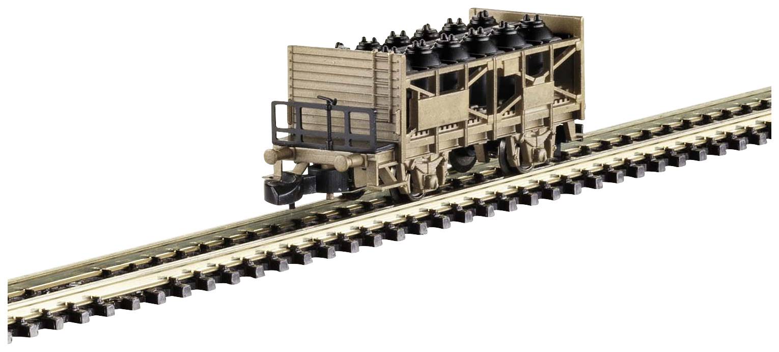 Dřevěný model vagónu na kolejích. Vagón přepravuje několik černých pneumatik.