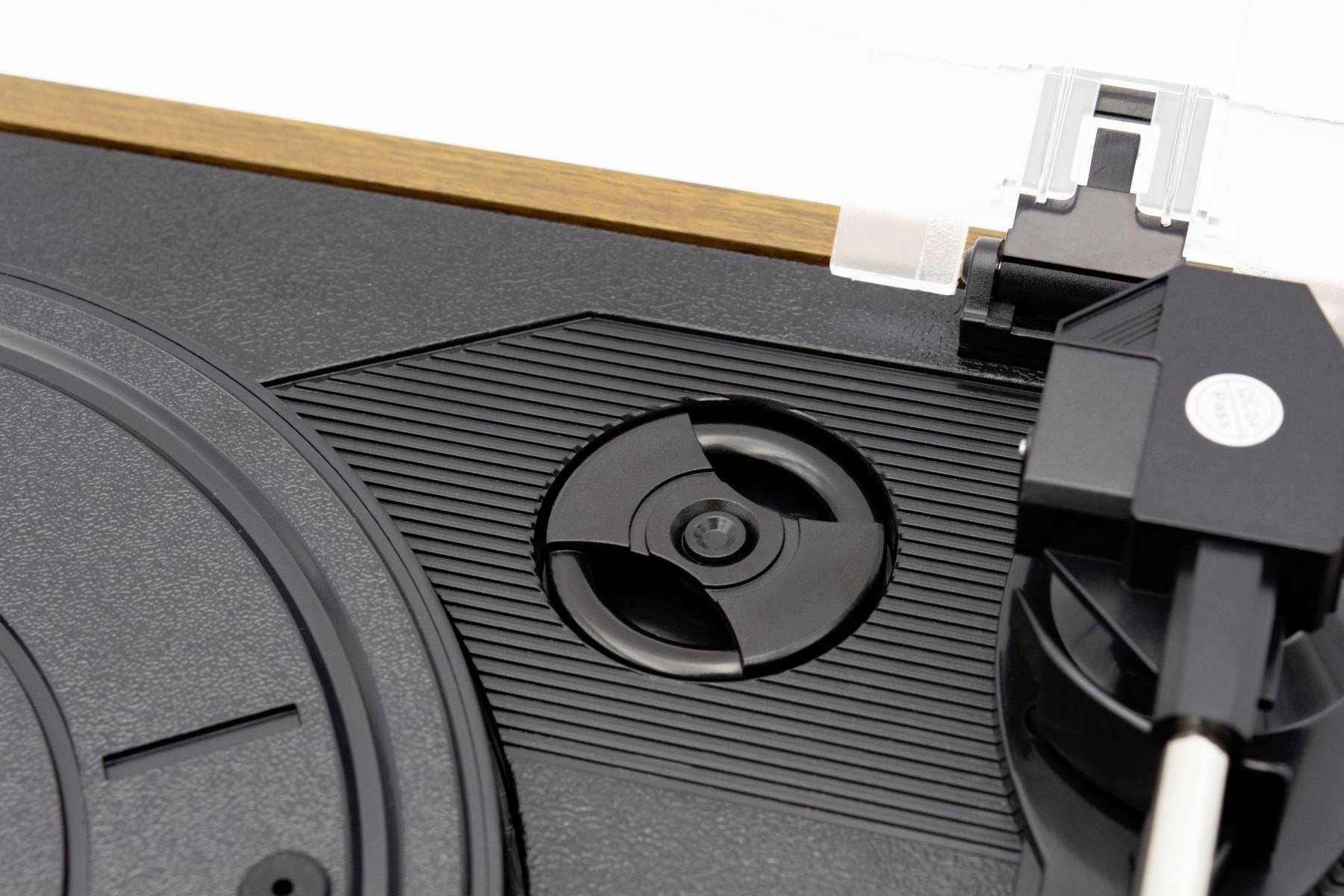 Gramofon s detailním pohledem na rameno a talíř v minimalistickém designu.