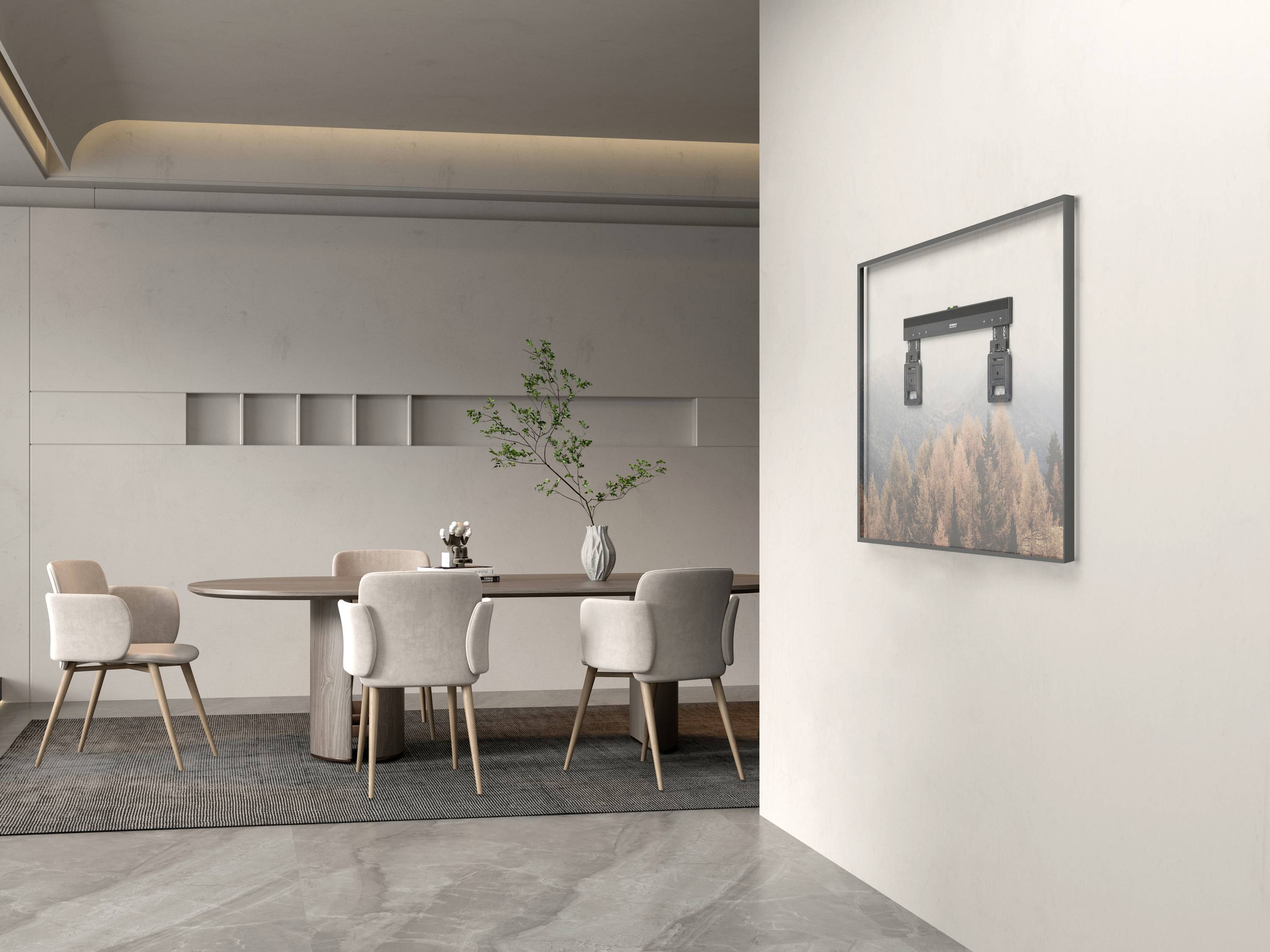 Elegantní, moderní jídelna s kulatým dřevěným stolem, čtyřmi béžovými židlemi a nástěnným obrazem podzimní krajiny.
