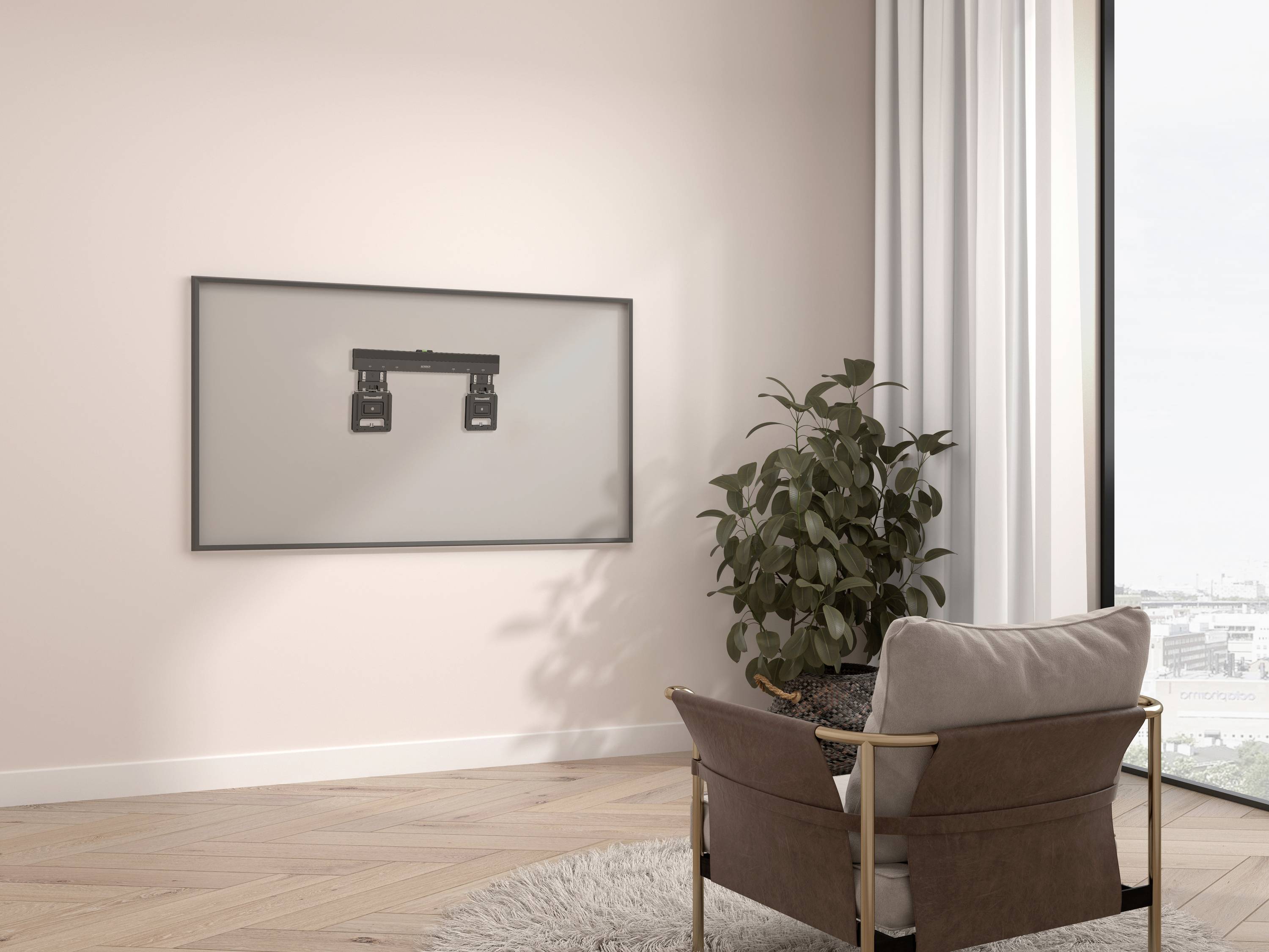 Minimalisticky zařízený obývací pokoj s prázdným rámem obrazu na stěně, křeslem, kobercem a rostlinou.