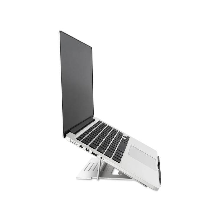 Laptop na stojanu ukazuje obrazovku mírně nakloněnou nahoru. Stojan zvyšuje laptop pro ergonomickou práci.