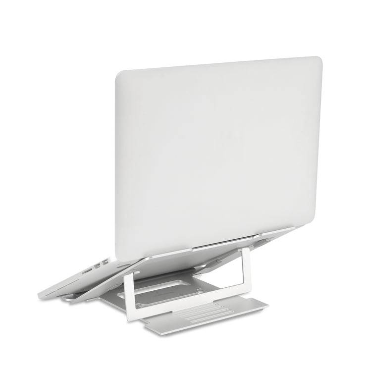 Laptop stojí na nastavitelném stříbrném stojanu, díky čemuž je obrazovka nakloněna do ergonomické polohy.