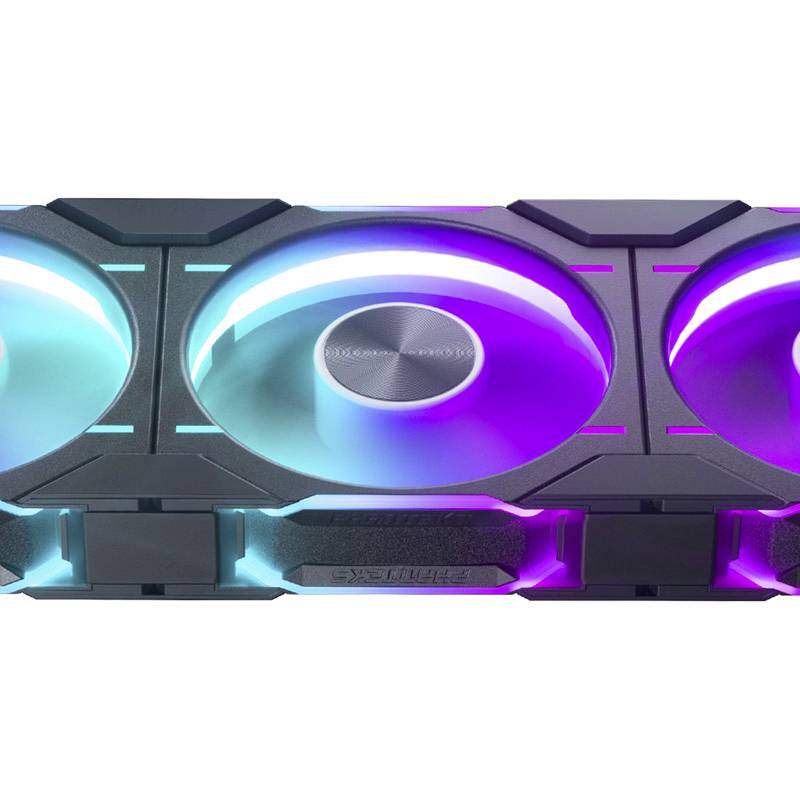 Chladič grafické karty do PC s LED podsvícením v modré a fialové barvě. Tři velké ventilátory zajišťují chlazení, vestavěné v černém krytu.