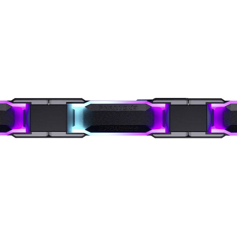 Komponenta RAM s RGB podsvícením v černém pouzdře se svítícími růžovými a tyrkysovými světly. Navrženo pro počítač.