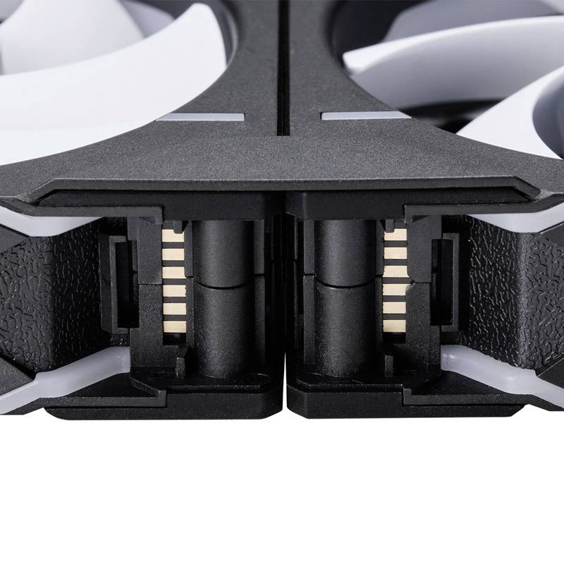 Detailní záběr počítačového ventilátoru s bílými listy a černými úchyty, který ukazuje speciální připojovací konektor pro RGB osvětlení.