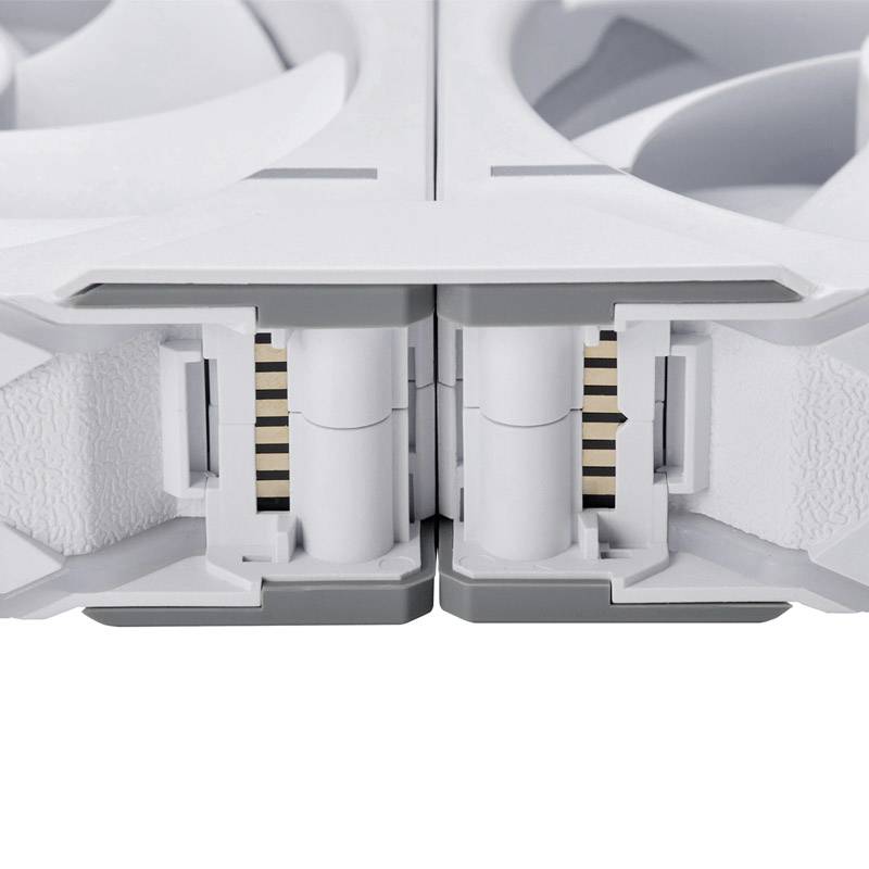 Detailní záběr bílého upevňovacího mechanismu. Dva do sebe zapadající díly s otvory a zlatými spoji.