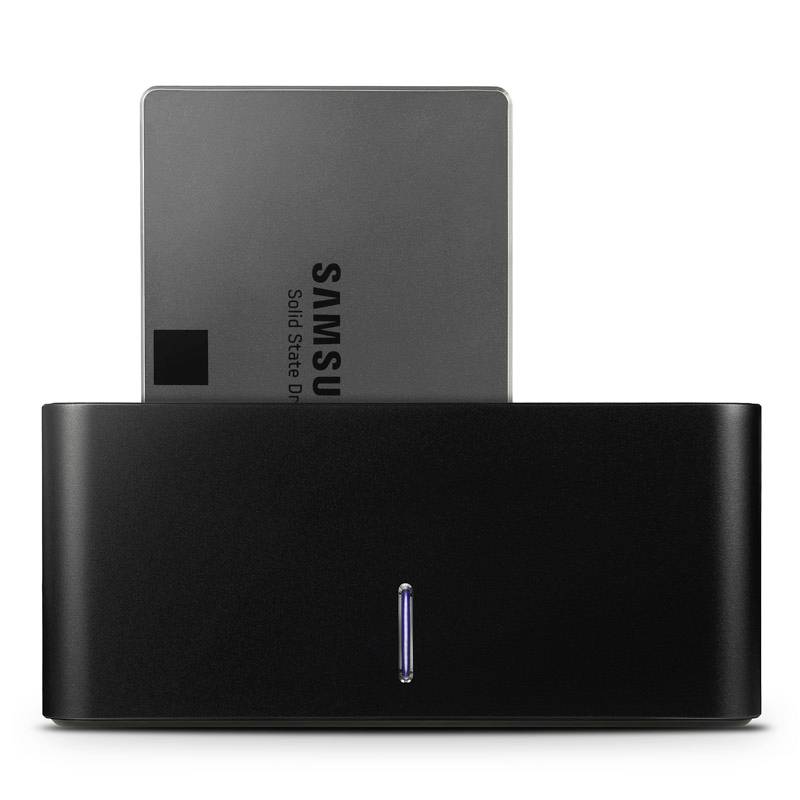 Externí černá SSD dokovací stanice s vloženým SSD diskem, který částečně vyčnívá.