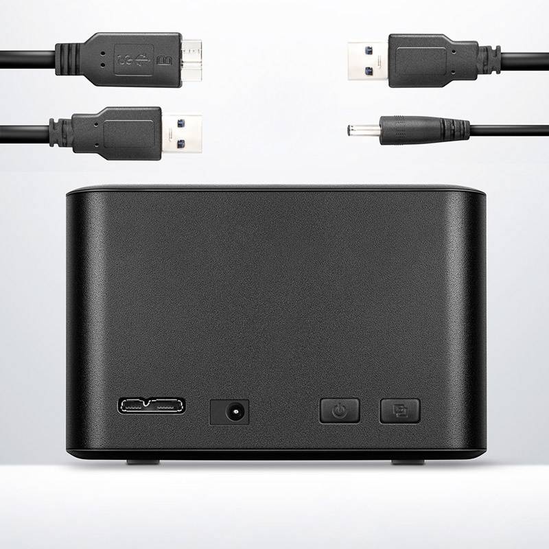 Černá dokovací stanice pro pevné disky s USB a napájecími kabely. Přední strana zobrazuje USB porty a ovládací tlačítka.