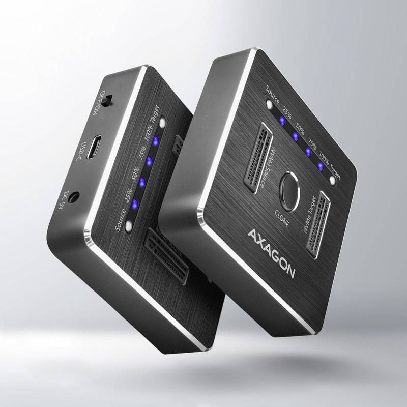 Dva černé elektronické přístroje kopírující data. Nápis 'AXAGON'. Každý s jedním USB portem a několika štěrbinami.
