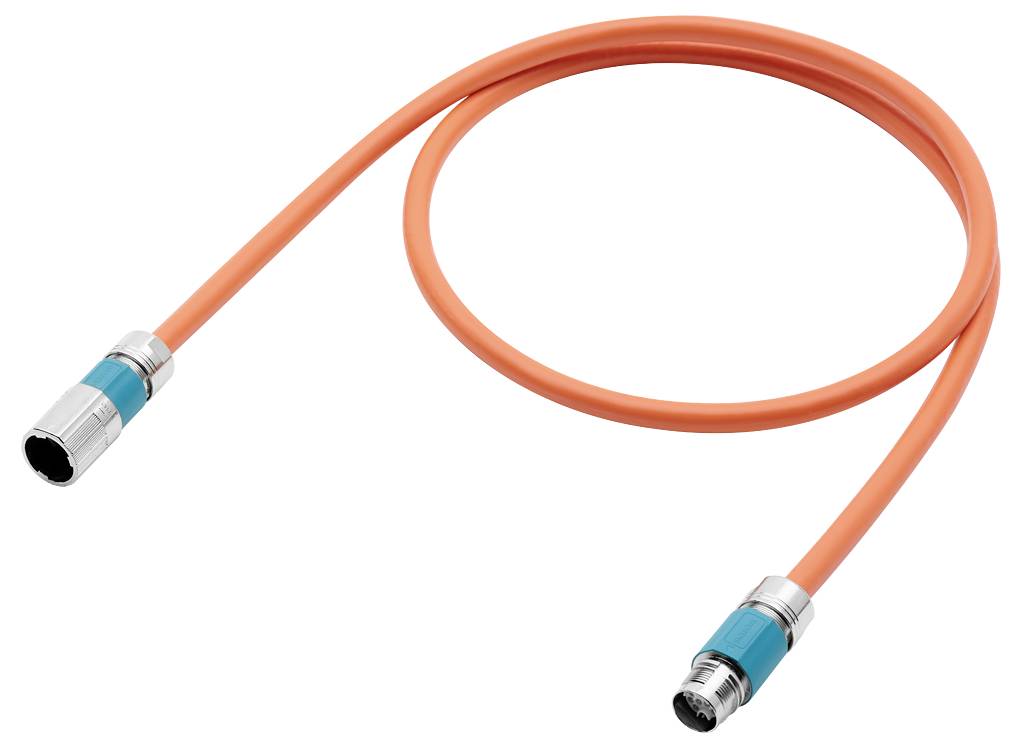 Oranžový síťový kabel s kovovými konektory na obou koncích. Zobrazen ve tvaru smyčky na bílém pozadí.