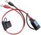 Červený a černý kabel s ouškovými svorkami a držákem pojistky, vhodné pro připojení k baterii.