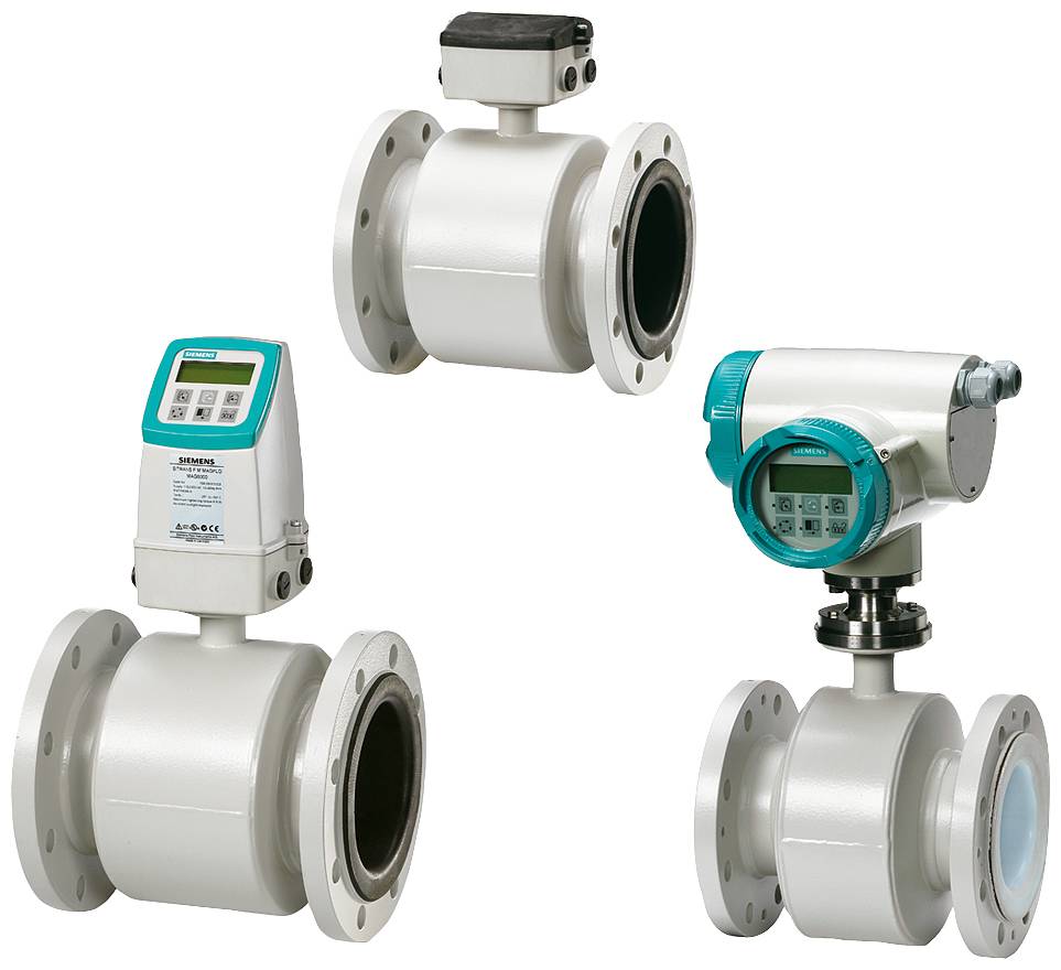 Tři průmyslové průtokoměry v bílé barvě s digitálními displeji. Jsou válcovitého tvaru s přírubami na obou koncích a zobrazují různé modely.