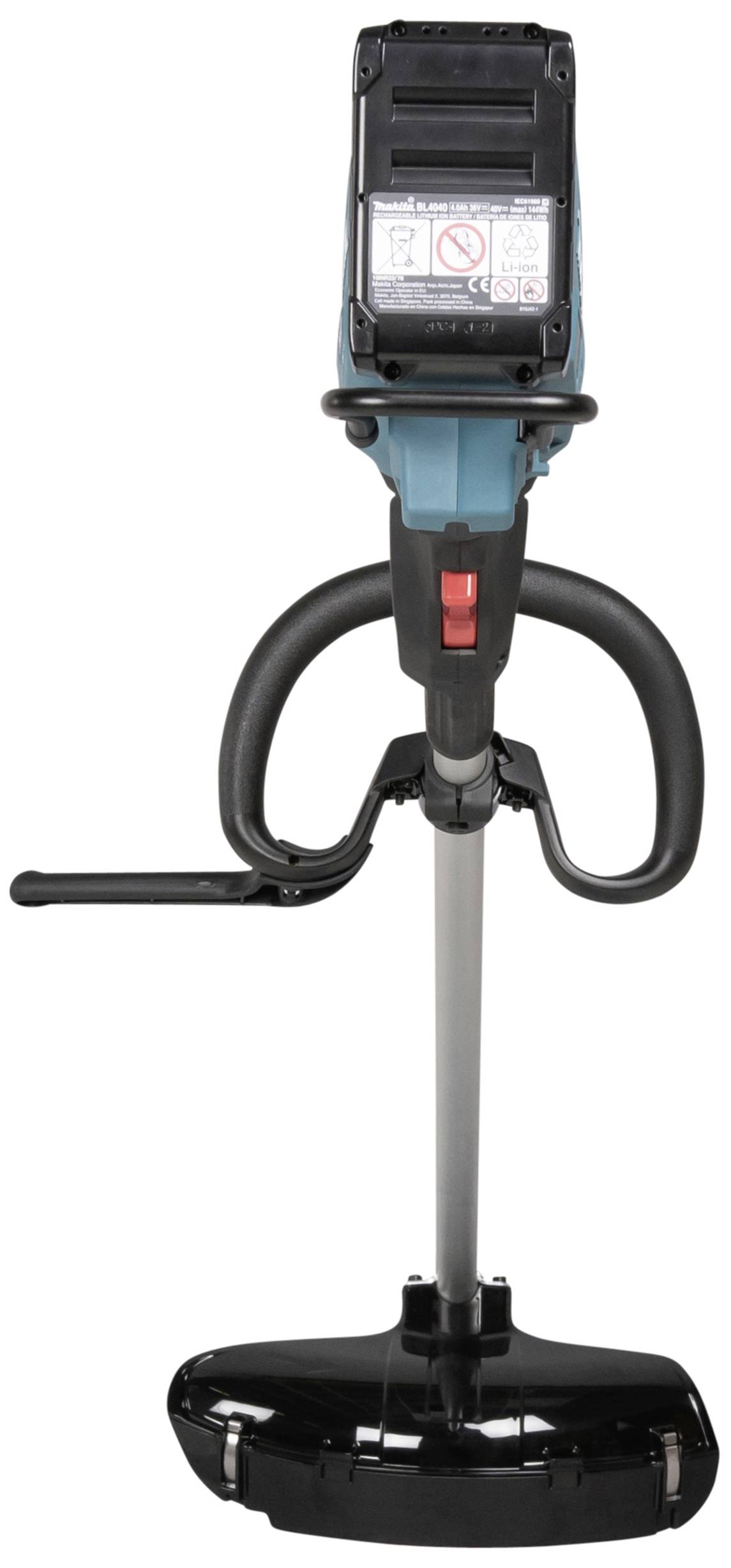 Akumulátorový vyžínač s ergonomickou rukojetí, černou strunovou hlavou a stříbrnou tyčí, zobrazený z čelního pohledu.