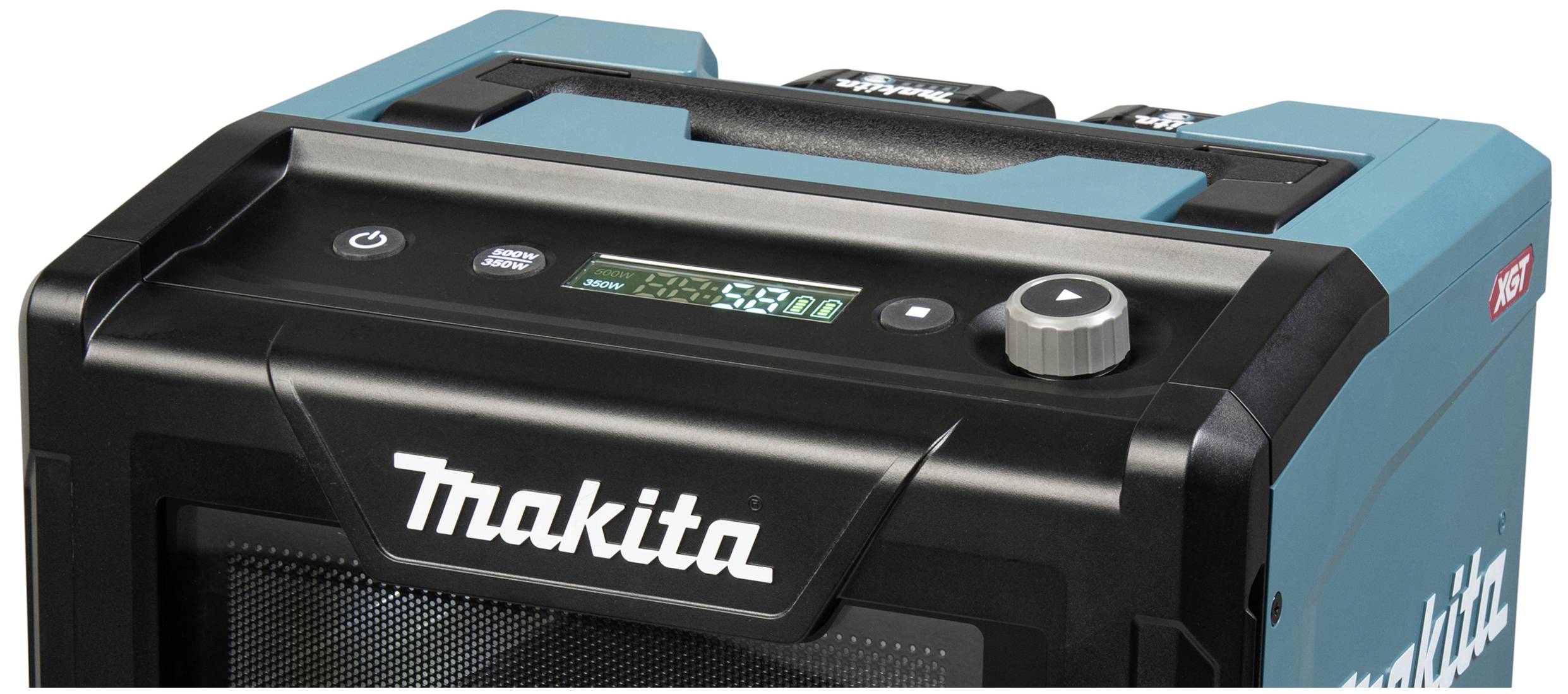 Stavební rádio Makita s digitálním displejem, ovladačem hlasitosti a rukojetí, speciálně navržené pro robustní použití na stavbách.
