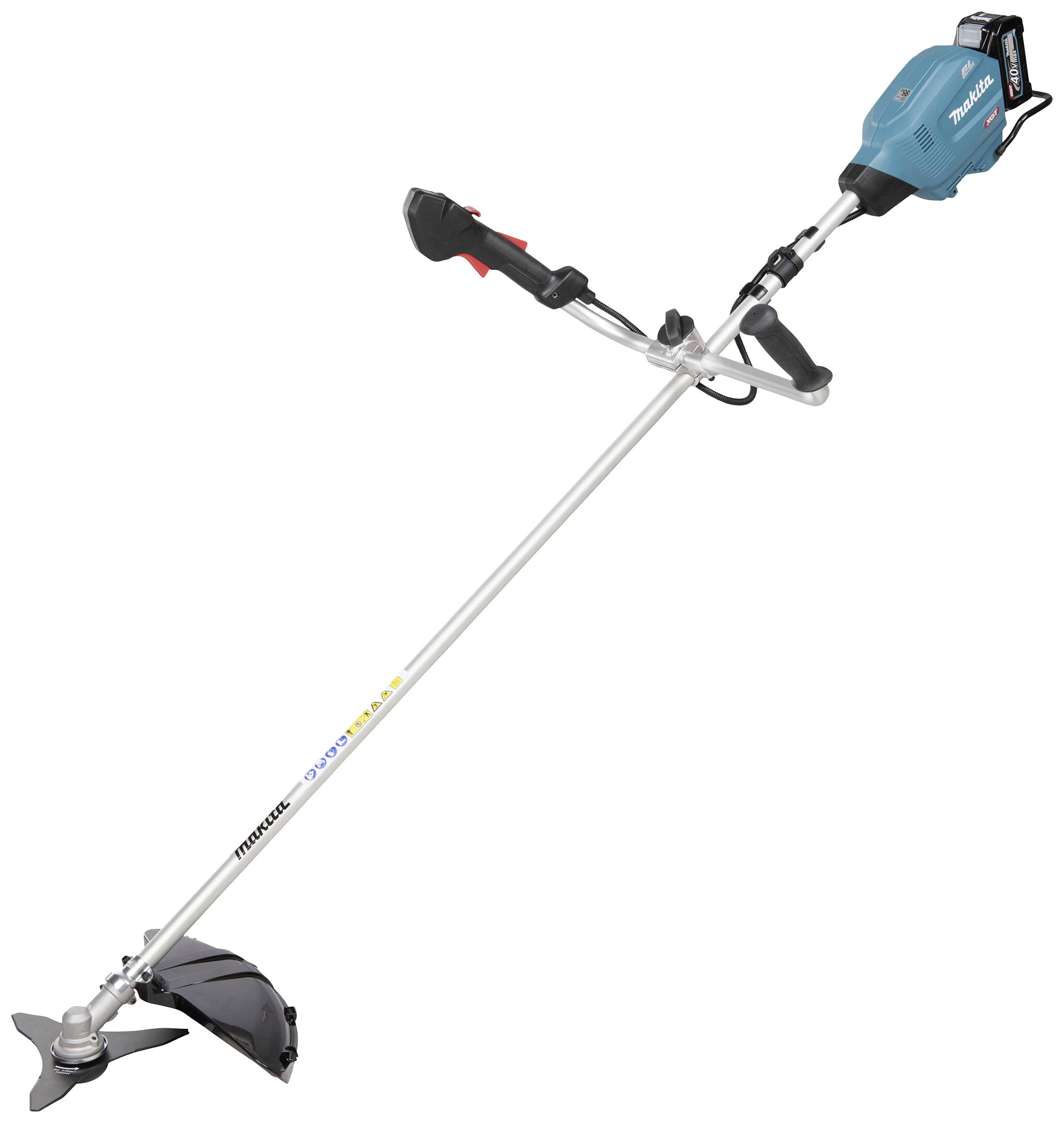 Modrý akumulátorový křovinořez s kovovým řezacím nástavcem a ergonomickou rukojetí pro sekání trávy a křovin.