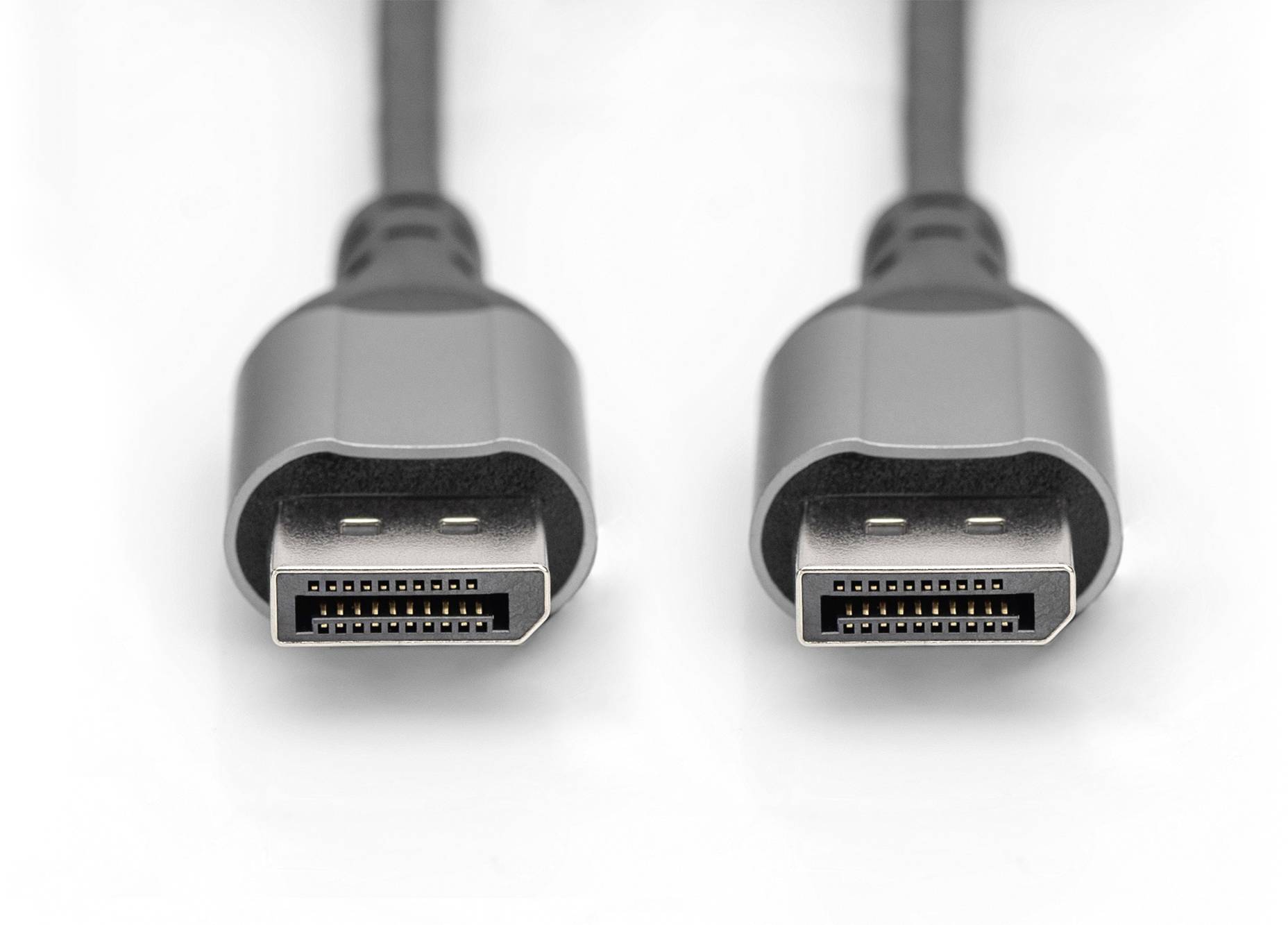 Dva šedé HDMI konektory s černým kabelem na bílém pozadí, které se používají pro připojení audio a video zařízení.