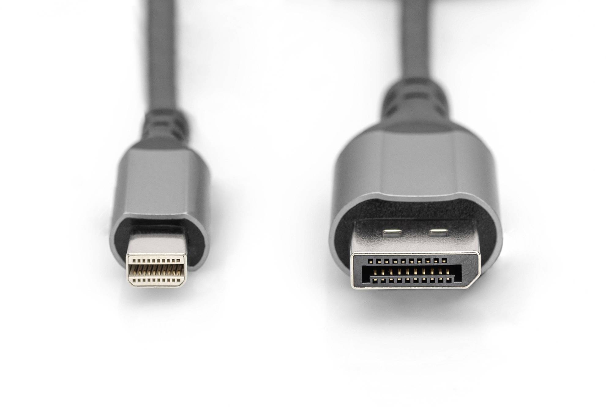 Černý kabel se dvěma konektory: vlevo mini DisplayPort, vpravo konektor HDMI. Oba leží na bílém povrchu.