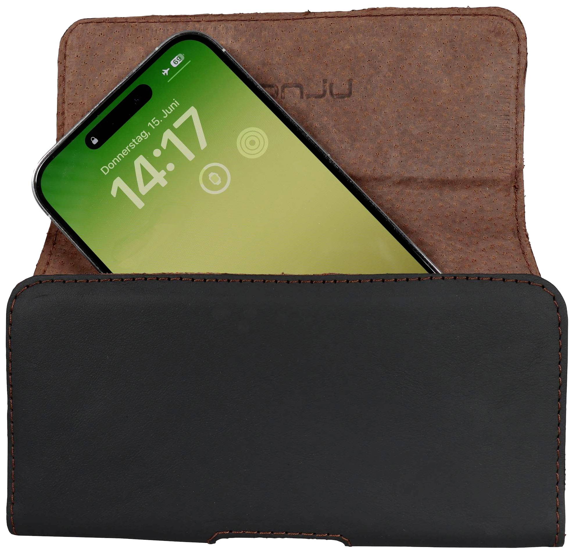 Smartphone se zeleně-žlutým displejem, na kterém je zobrazeno 'Čtvrtek, 15. června, 14:17', je vloženo do hnědého kožného obalu.