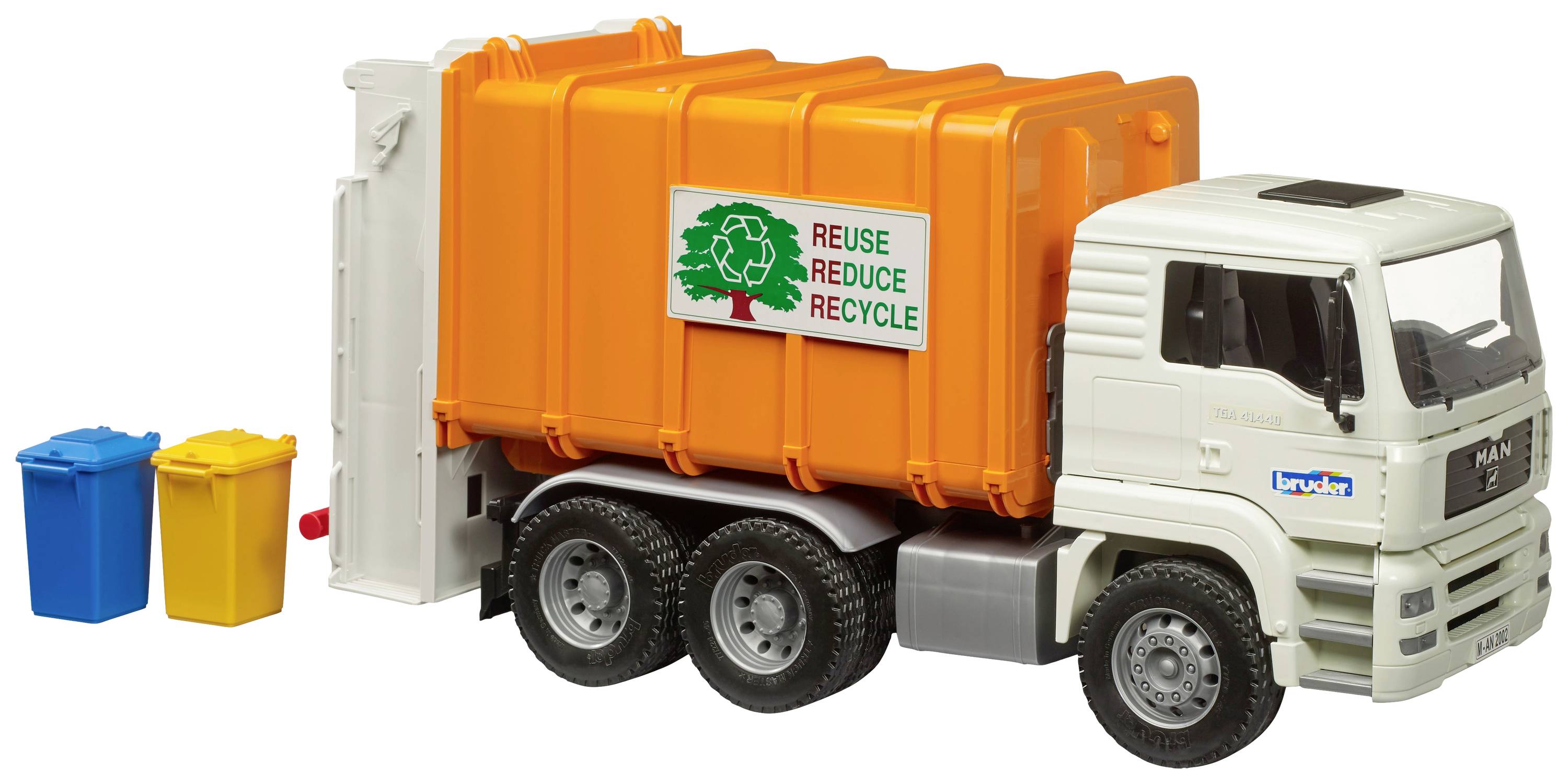 Bílý vůz na odpad s oranžovou ložnou plochou, na které je logo 'Reuse Reduce Recycle'. Vedle něj stojí modré a žluté odpadkové kontejnery.
