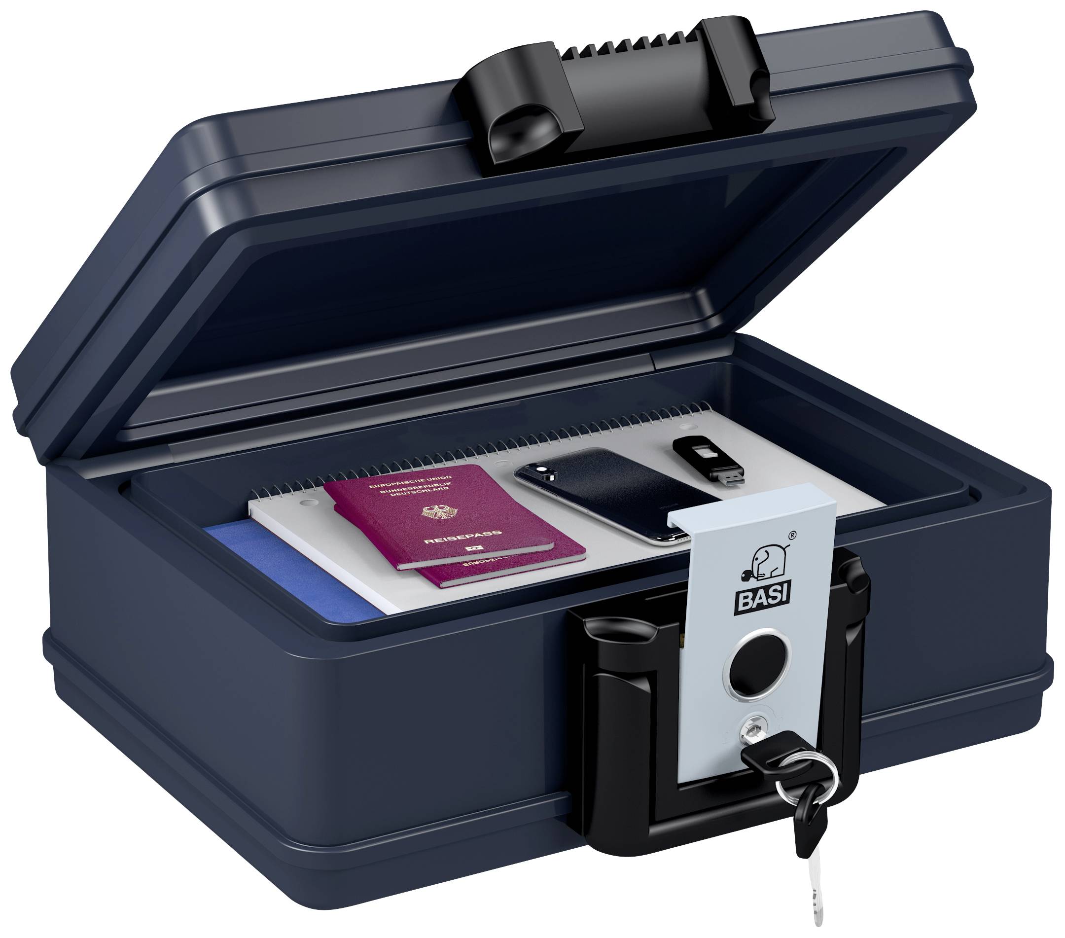 Otevřený bezpečnostní box s cestovním pasem, poznámkovým blokem, USB flashdiskem a svazkem klíčů, na kterém je visací zámek BASI s otevřeným klíčem.