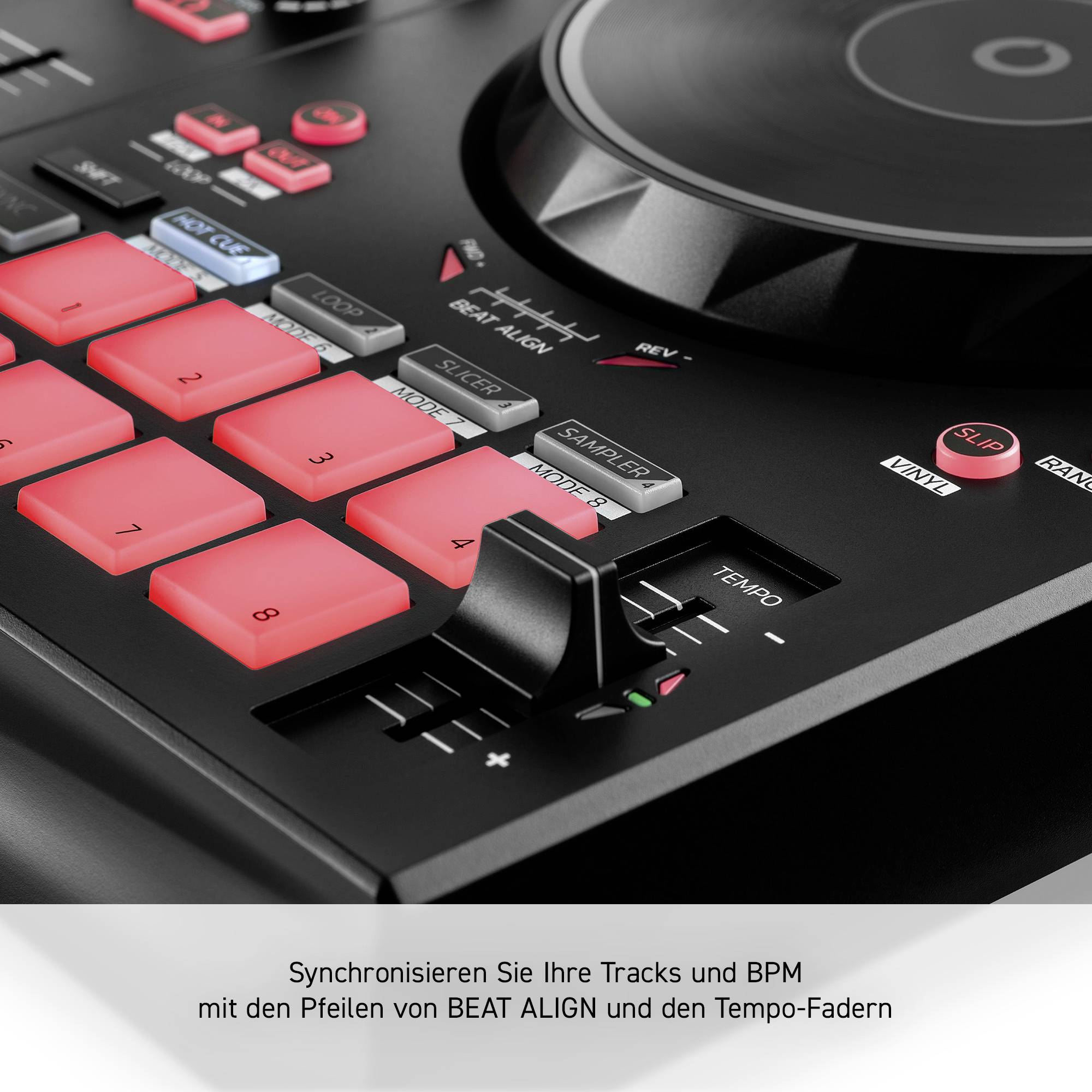 Mixážní pult DJ s červenými tlačítky a faderем tempa. Text: 'Synchronizujte své stopy a BPM pomocí BEAT ALIGN a faderu tempa.'