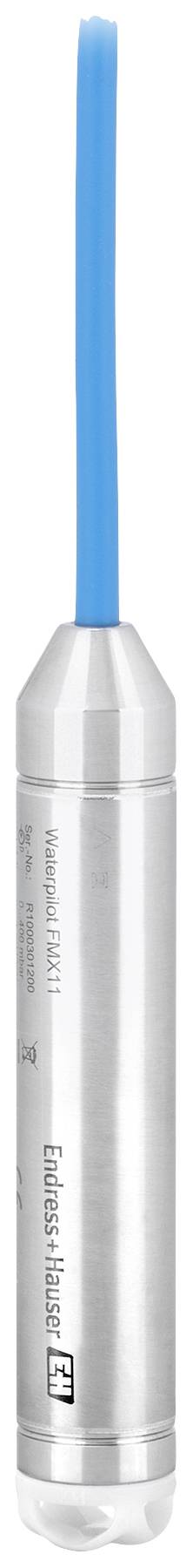 Stříbrný válcovitý senzor s modrým kabelem na horní straně. Zařízení je protáhlé a mohlo by sloužit k měření kapalin.